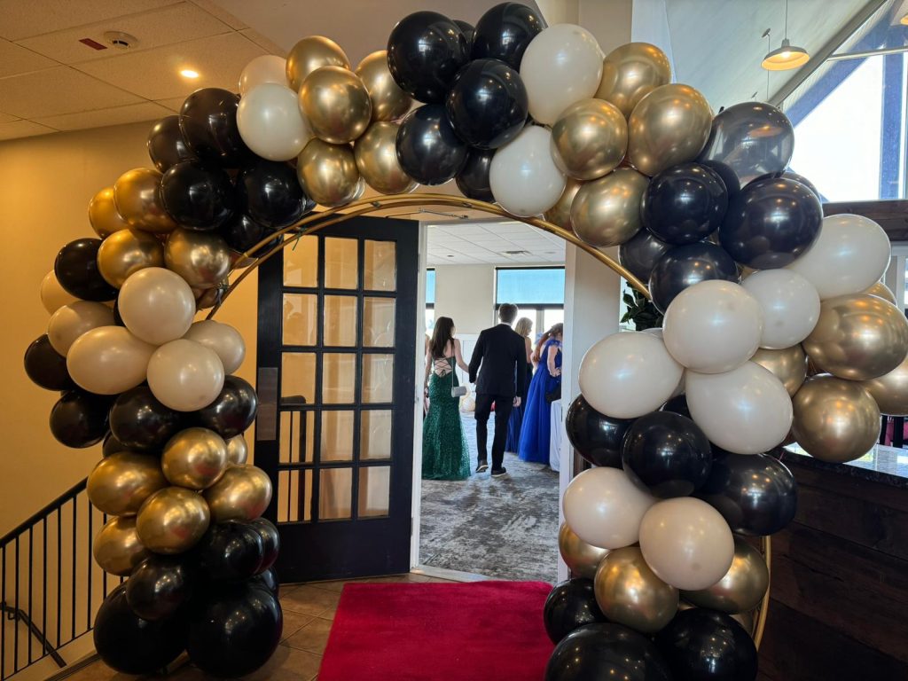 A full balloon arch