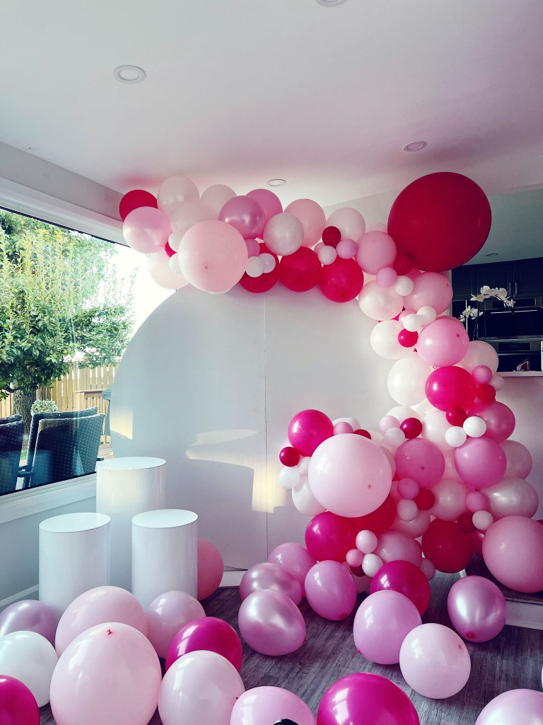 Gravenhurst balloon decor framing a backdrop and 3 plinths.
