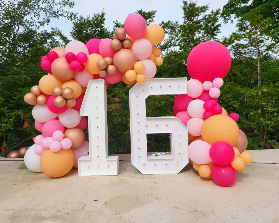 port dover marquee numbers framed by balloon decor